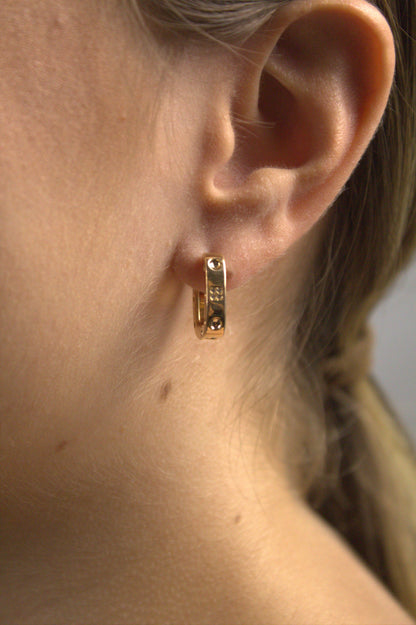 Brinco Folheado a Ouro 18k com Design Quadrado Vazado e Cravejado de Zircônias