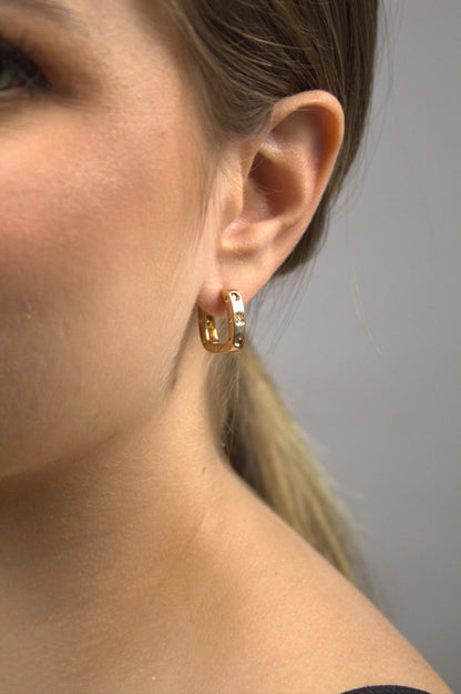 Brinco Folheado a Ouro 18k com Design Quadrado Vazado e Cravejado de Zircônias