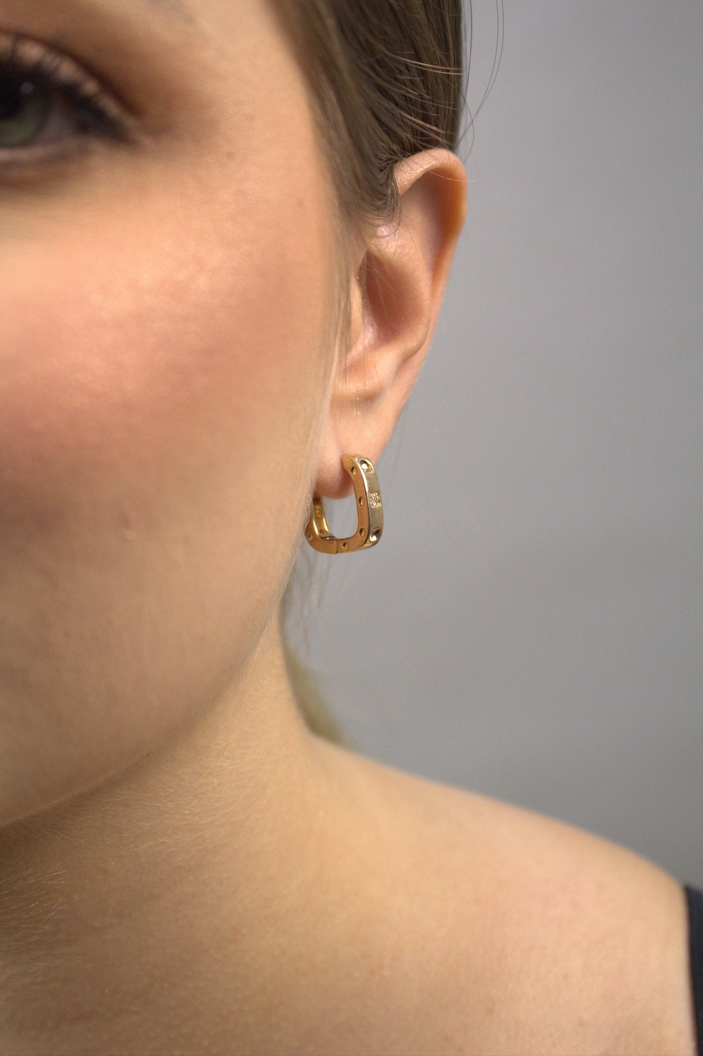 Brinco Folheado a Ouro 18k com Design Quadrado Vazado e Cravejado de Zircônias