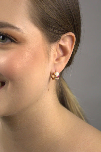 Argola Folheada a Ouro 18K com Zircônias e Detalhe em Coração