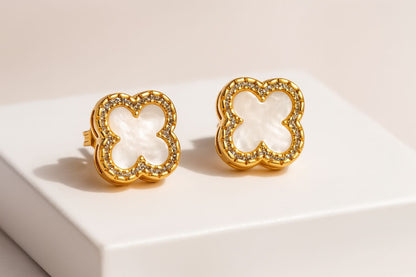 Brinco Trevo  perolado Mariana