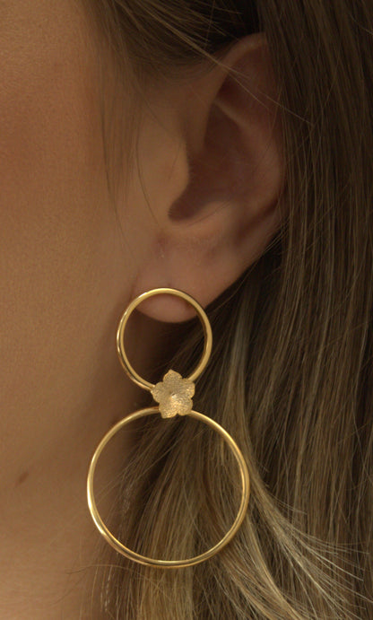 Brinco argolas duplas a ouro 18k com folha