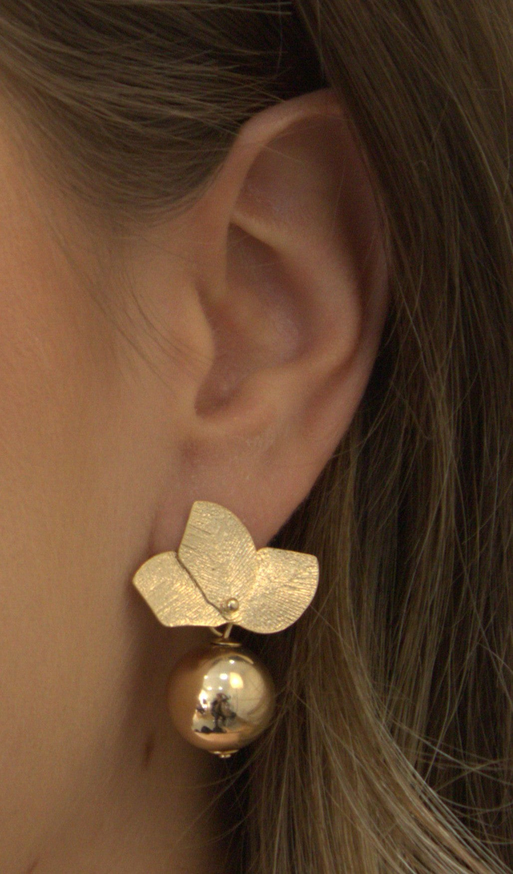 Brinco Folheado a Ouro 18k com Folhas e Bola Decorativa