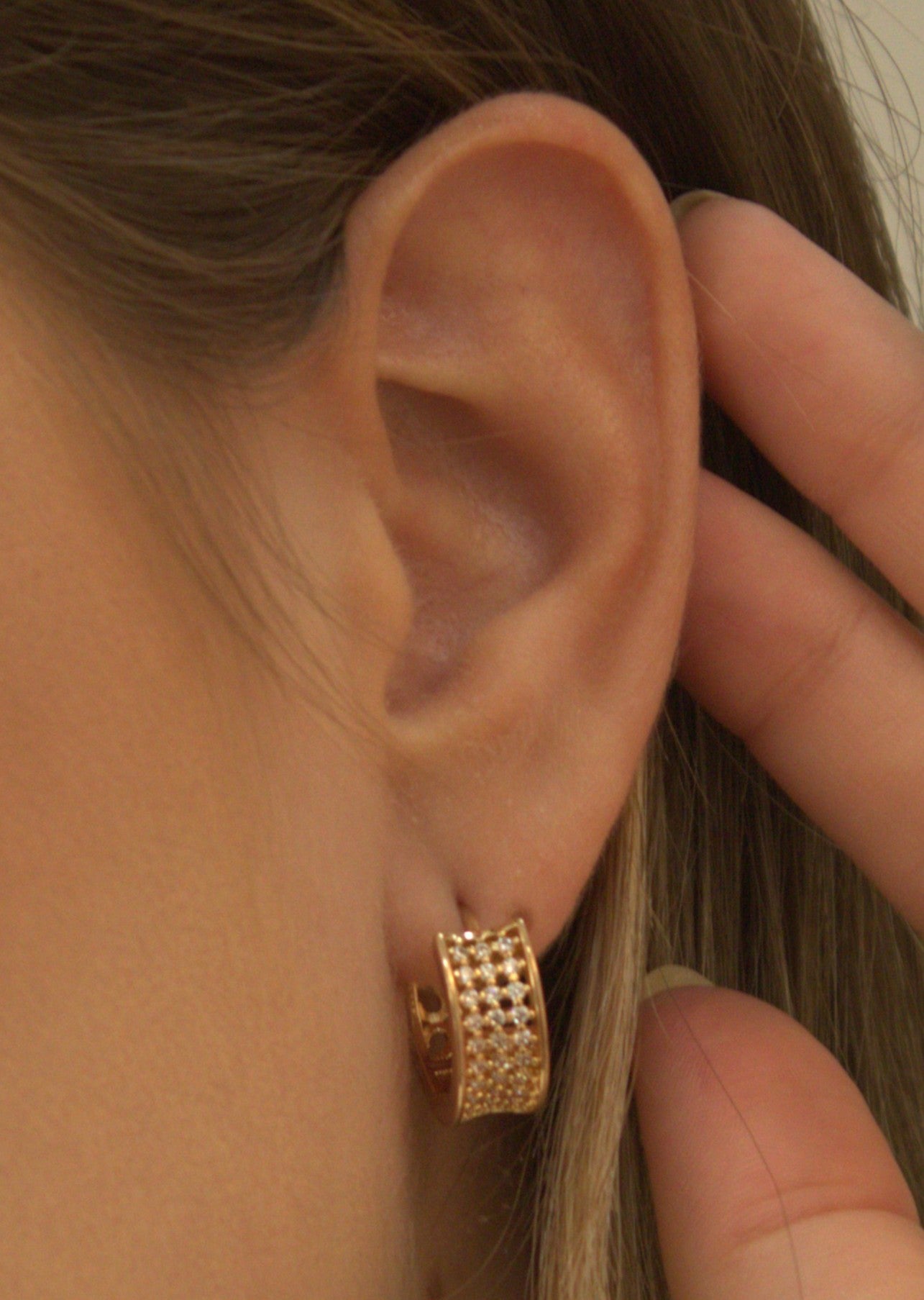 Argola folheada a ouro com zircônia e detalhe vazado e design sofisticado