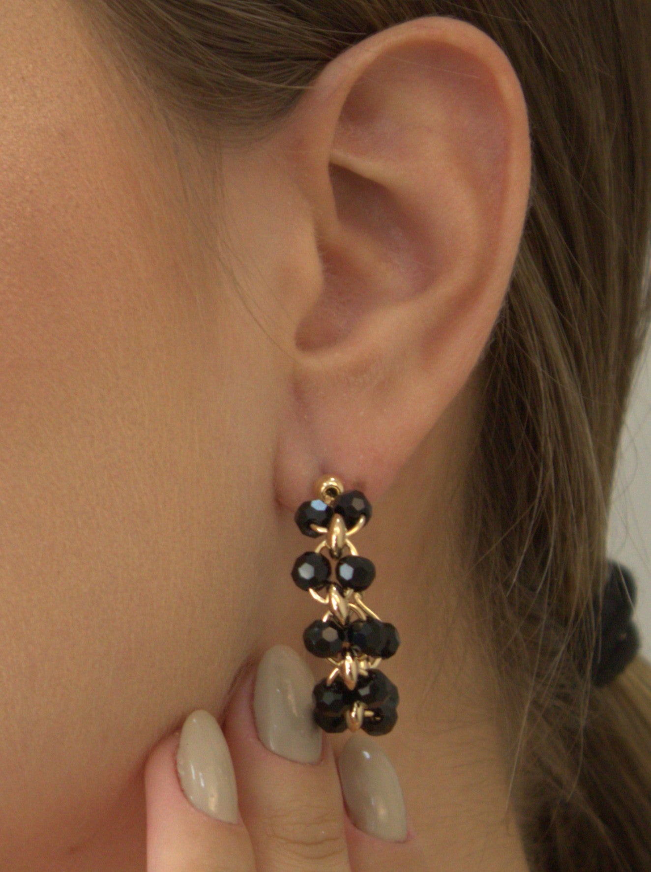 Brinco Folheado a Ouro 18k com Pedras Pretas