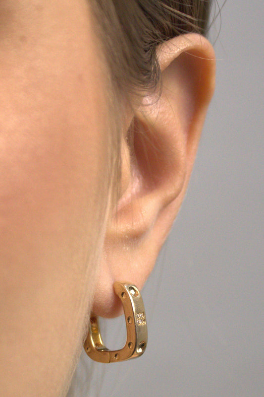 Brinco Folheado a Ouro 18k com Design Quadrado Vazado e Cravejado de Zircônias