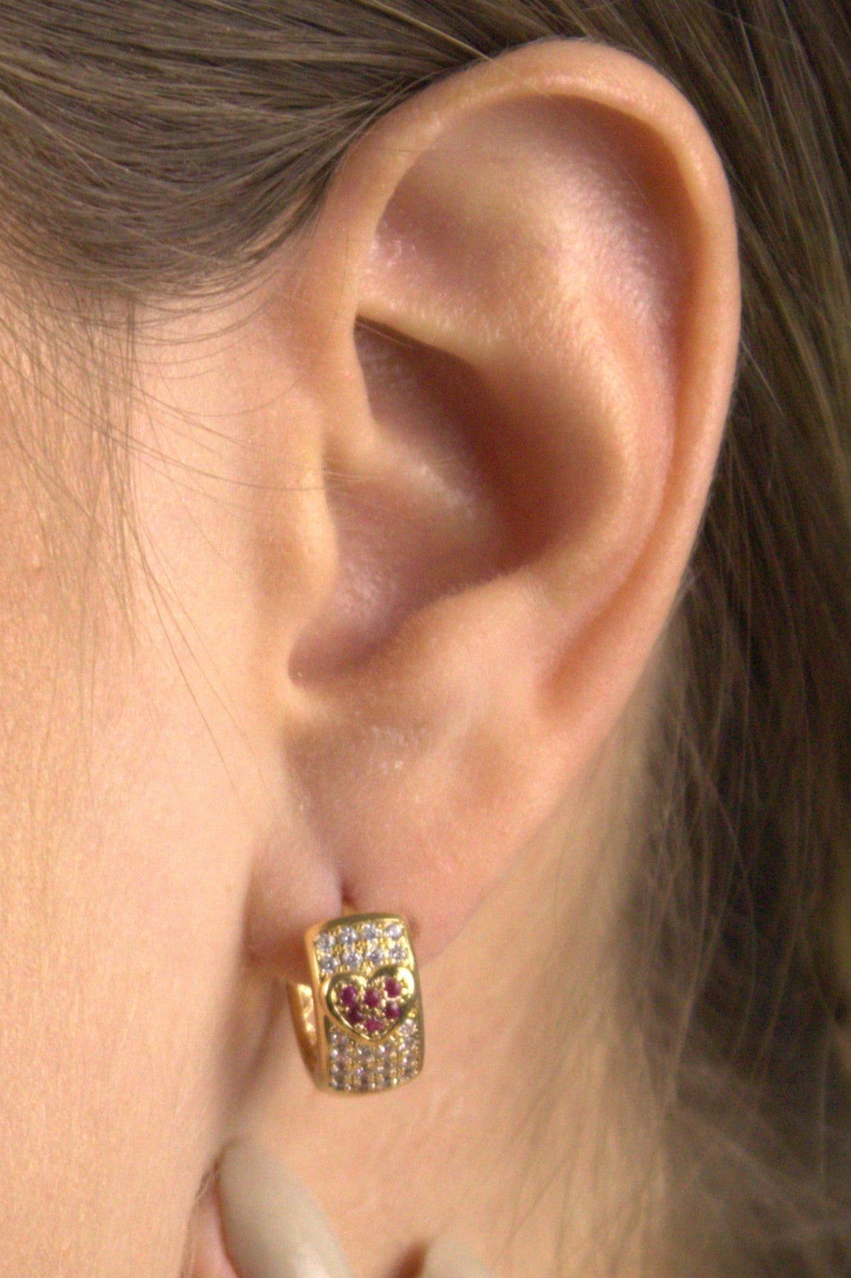 Argola Folheada a Ouro 18K com Zircônias e Detalhe em Coração