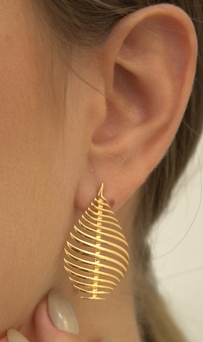 Brinco Folheado a Ouro 18k em Formato Folha Vazada
