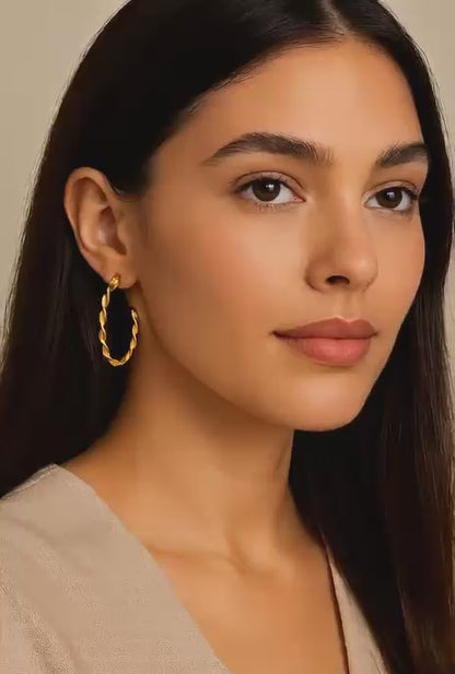 Argola folheada a ouro– Brilho Clássico com Toque Moderno