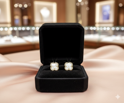 Brinco Trevo  perolado Mariana